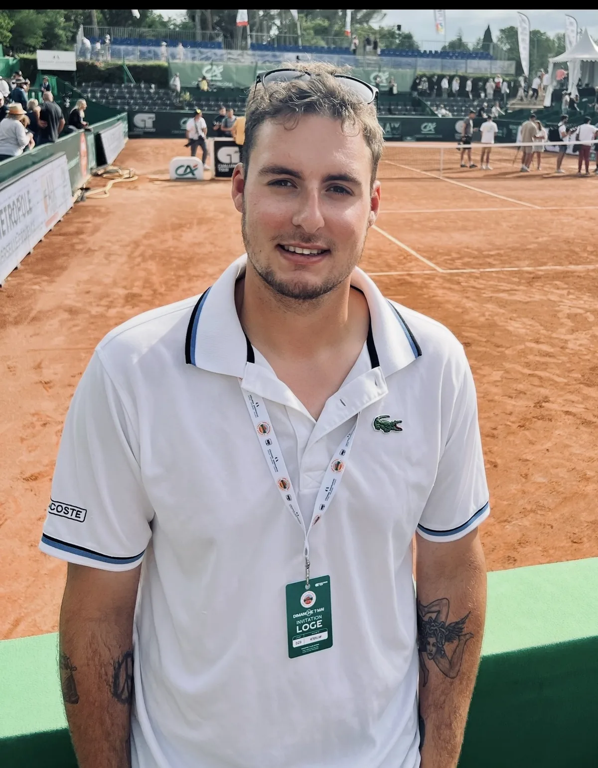Matteo Cordonnier sur un court de tennis en terre battue